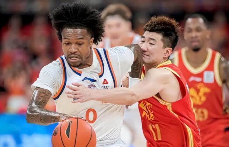 乐鱼体育官网-总决赛场均仅2.3分，孙铭徽遭王博指导弃用，广厦队扳回一城